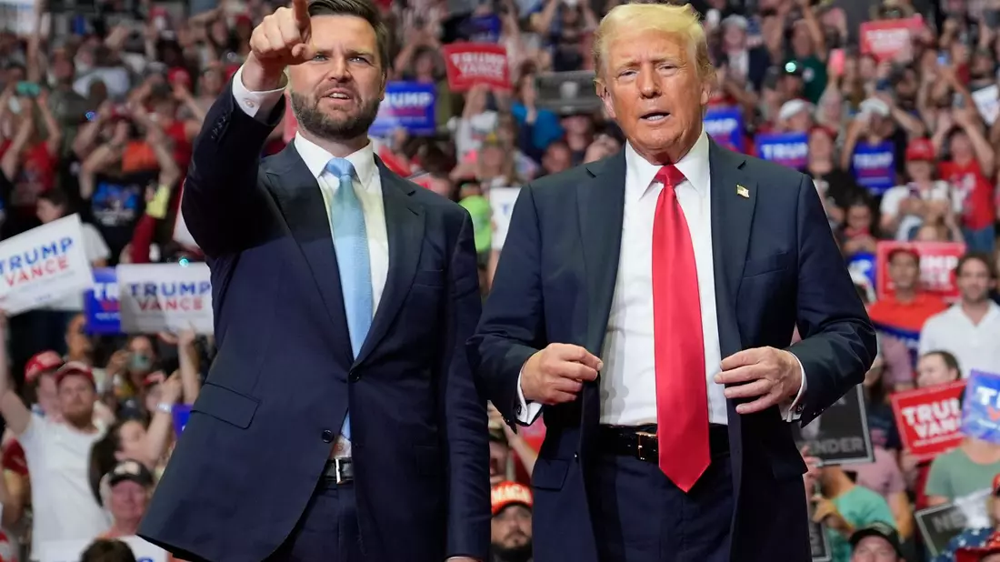 Schon ein wenig länger dabei: Donald Trump und J.D. Vance. - Bild: Evan Vucci/AP/dpa