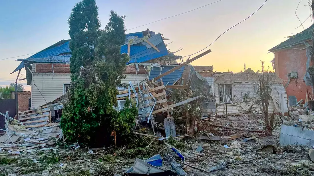 Die Zerstörungen in der von ukrainischen Streitkräften angegriffenen Region Kursk sind massiv, weshalb nun der Ausnahmezustand gilt (Foto aktuell v. 7. August). - Bild: Uncredited/Acting Governor of Kursk region Alexei Smirnov telegram channel/AP/dpa