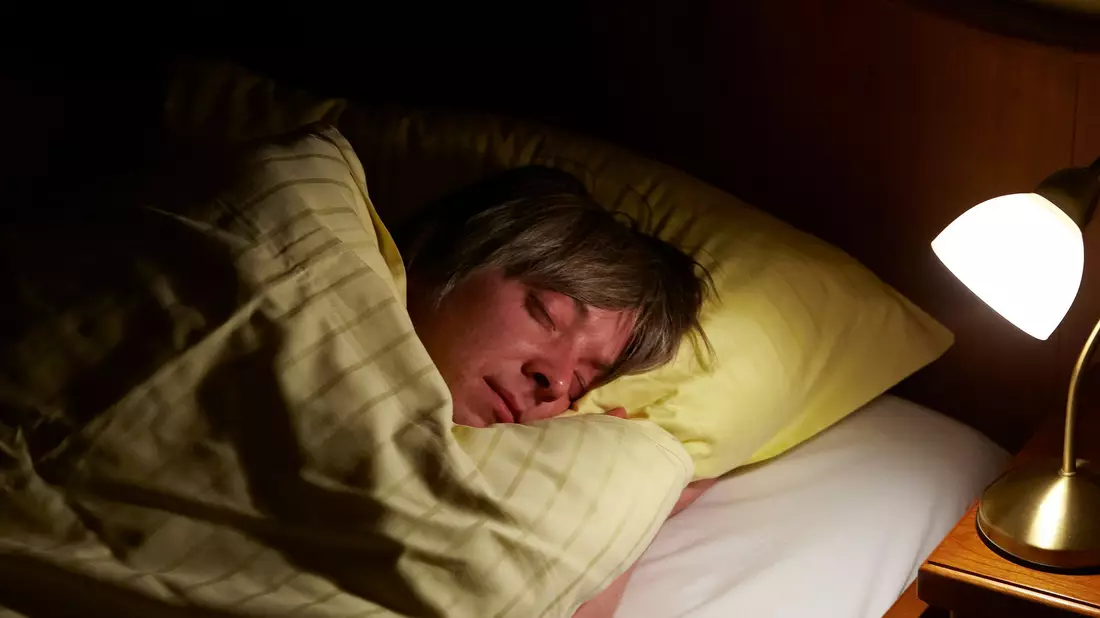 Melatonin soll das Einschlafen erleichtern. (Symbolbild) - Bild: Malte Christians/dpa