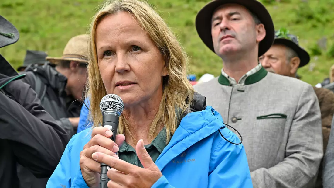 Bundesumweltministerin Steffi Lemke (Grüne) rechnet damit, dass die Suche nach einem Endlager für hochradioaktiven Atommüll bis Mitte des Jahrhunderts abgeschlossen ist. (Archivbild) - Bild: Uwe Lein/dpa
