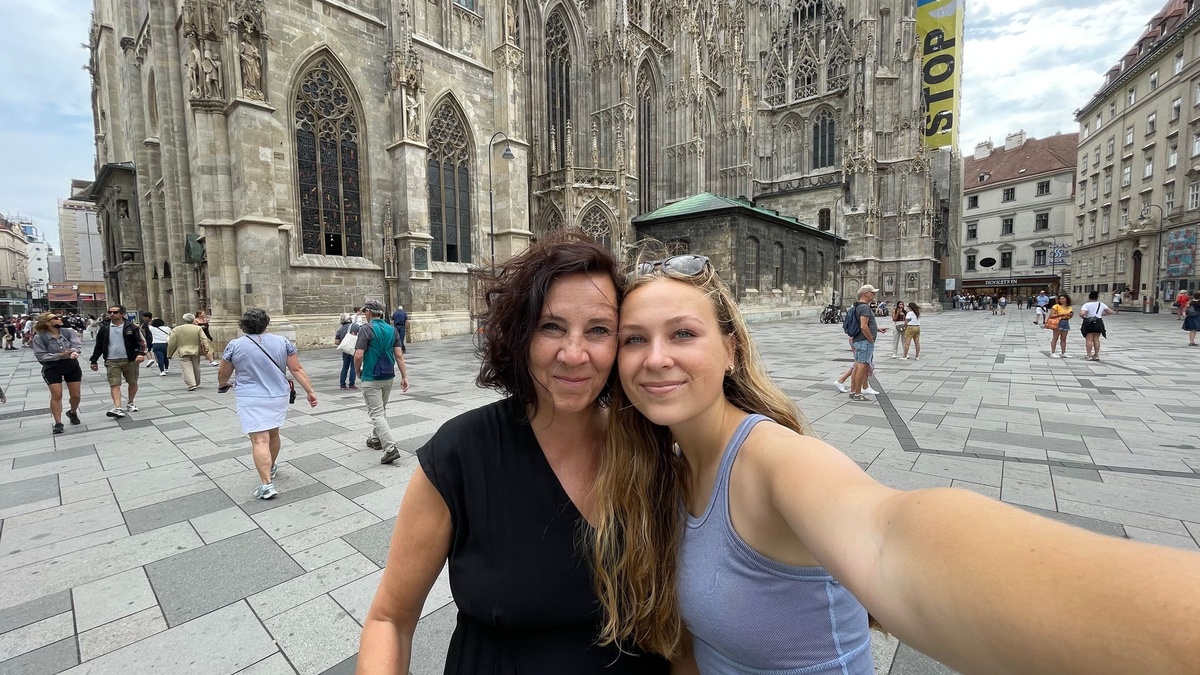 Cameron Menesi (r) hat ein Jahr jeden Tag auf das Swift-Konzert in Wien hingefiebert.  - Foto: Cameron Menesi/dpa