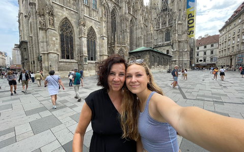 Cameron Menesi (r) hat ein Jahr jeden Tag auf das Swift-Konzert in Wien hingefiebert.  - Foto: Cameron Menesi/dpa