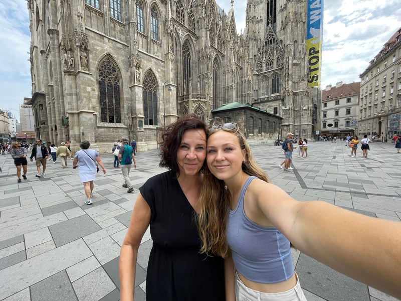 Cameron Menesi (r) hat ein Jahr jeden Tag auf das Swift-Konzert in Wien hingefiebert.  - Foto: Cameron Menesi/dpa