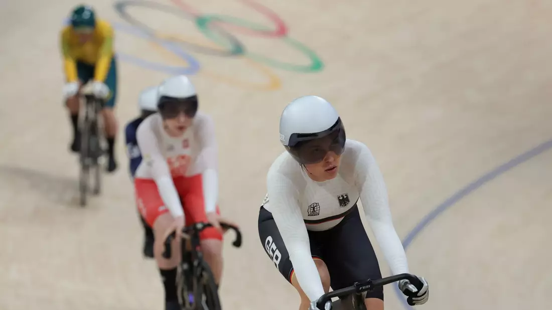 Emma Hinze steht im Keirin-Halbfinale. - Bild: Rolf Vennenbernd/dpa