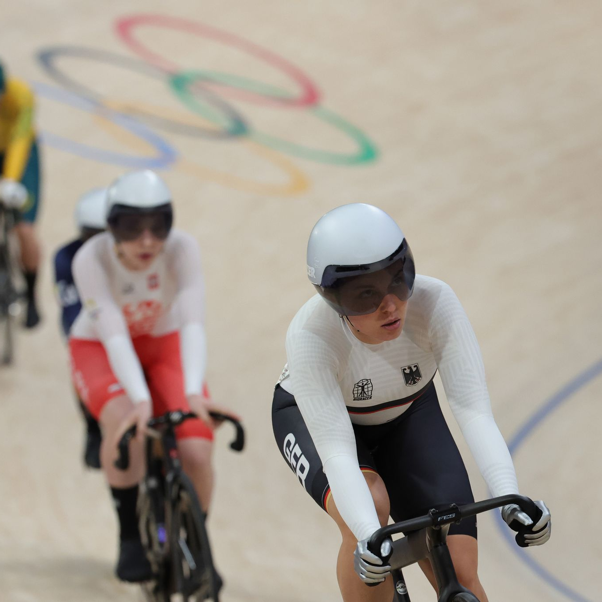 Emma Hinze steht im Keirin-Halbfinale. - Foto: Rolf Vennenbernd/dpa