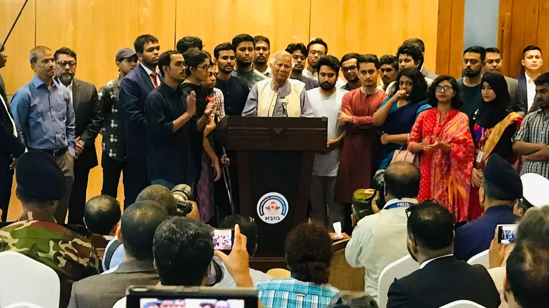 Yunus ist in Bangladesch eingetroffen, um nach dem Rücktritt der autoritären Ministerpräsidentin Hasina eine Übergangsregierung zu leiten. - Bild: Al-emrun Garjon/AP/dpa