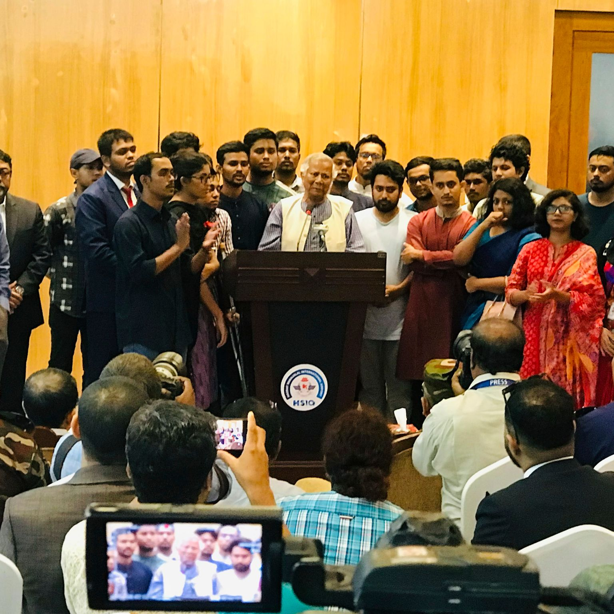 Yunus ist in Bangladesch eingetroffen, um nach dem Rücktritt der autoritären Ministerpräsidentin Hasina eine Übergangsregierung zu leiten. - Foto: Al-emrun Garjon/AP/dpa