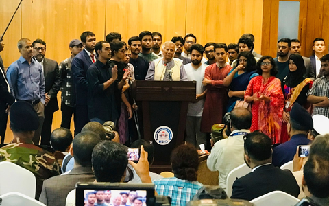 Yunus ist in Bangladesch eingetroffen, um nach dem Rücktritt der autoritären Ministerpräsidentin Hasina eine Übergangsregierung zu leiten. - Foto: Al-emrun Garjon/AP/dpa Yunus ist in Bangladesch eingetroffen, um nach dem Rücktritt der autoritären Ministerpräsidentin Hasina eine Übergangsregierung zu leiten. - Foto: Al-emrun Garjon/AP/dpa