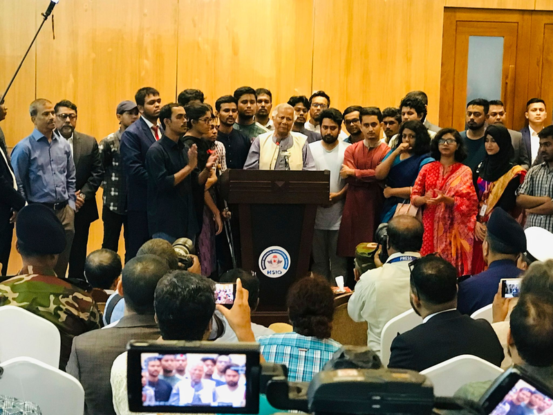 Yunus ist in Bangladesch eingetroffen, um nach dem Rücktritt der autoritären Ministerpräsidentin Hasina eine Übergangsregierung zu leiten. - Foto: Al-emrun Garjon/AP/dpa