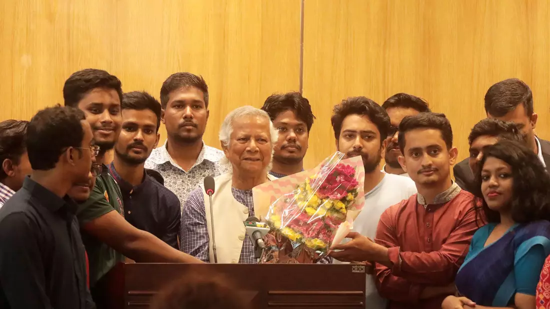 Yunus ist in Bangladesch eingetroffen, um nach dem Rücktritt der autoritären Ministerpräsidentin Hasina eine Übergangsregierung zu leiten.  - Bild: Ahadul Karim Khan/AP/dpa
