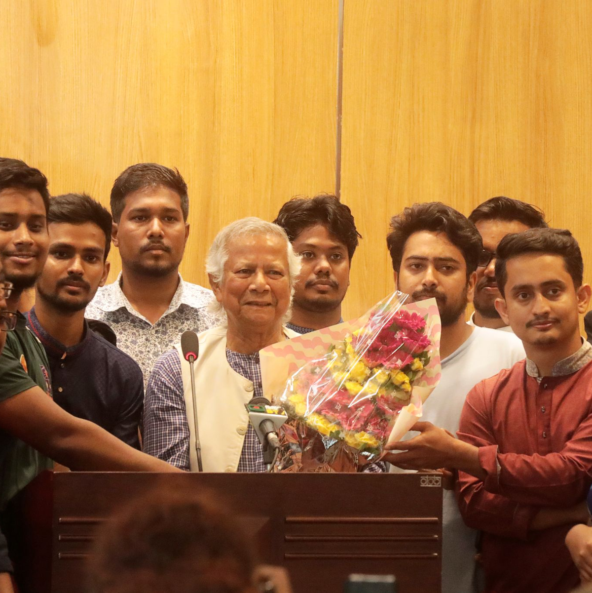 Yunus ist in Bangladesch eingetroffen, um nach dem Rücktritt der autoritären Ministerpräsidentin Hasina eine Übergangsregierung zu leiten.  - Foto: Ahadul Karim Khan/AP/dpa