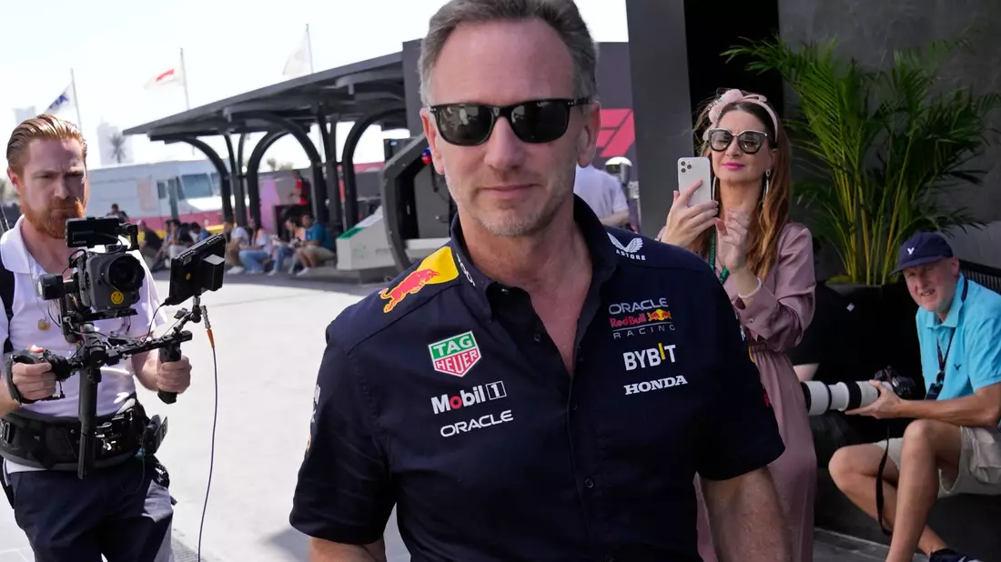 Christian Horner bleibt trotz Vorwürfen Teamchef bei Red Bull. - Bild: Darko Bandic/AP/dpa