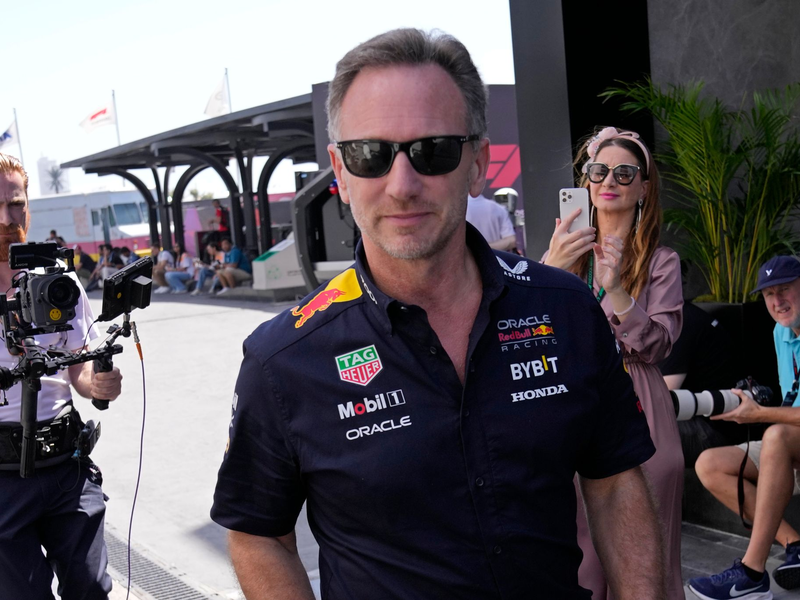 Christian Horner bleibt trotz Vorwürfen Teamchef bei Red Bull. - Foto: Darko Bandic/AP/dpa