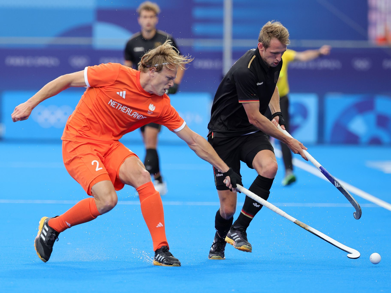 Der Niederländer Duco Telgenkamp provoziert den Deutschen Niklas Wellen. - Foto: Rolf Vennenbernd/dpa