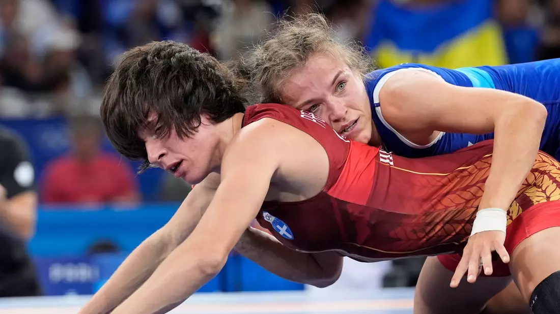 Verpasst bei Olympia knapp eine Medaille: Ringerin Annika Wendle (r.). - Bild: Eugene Hoshiko/AP/dpa