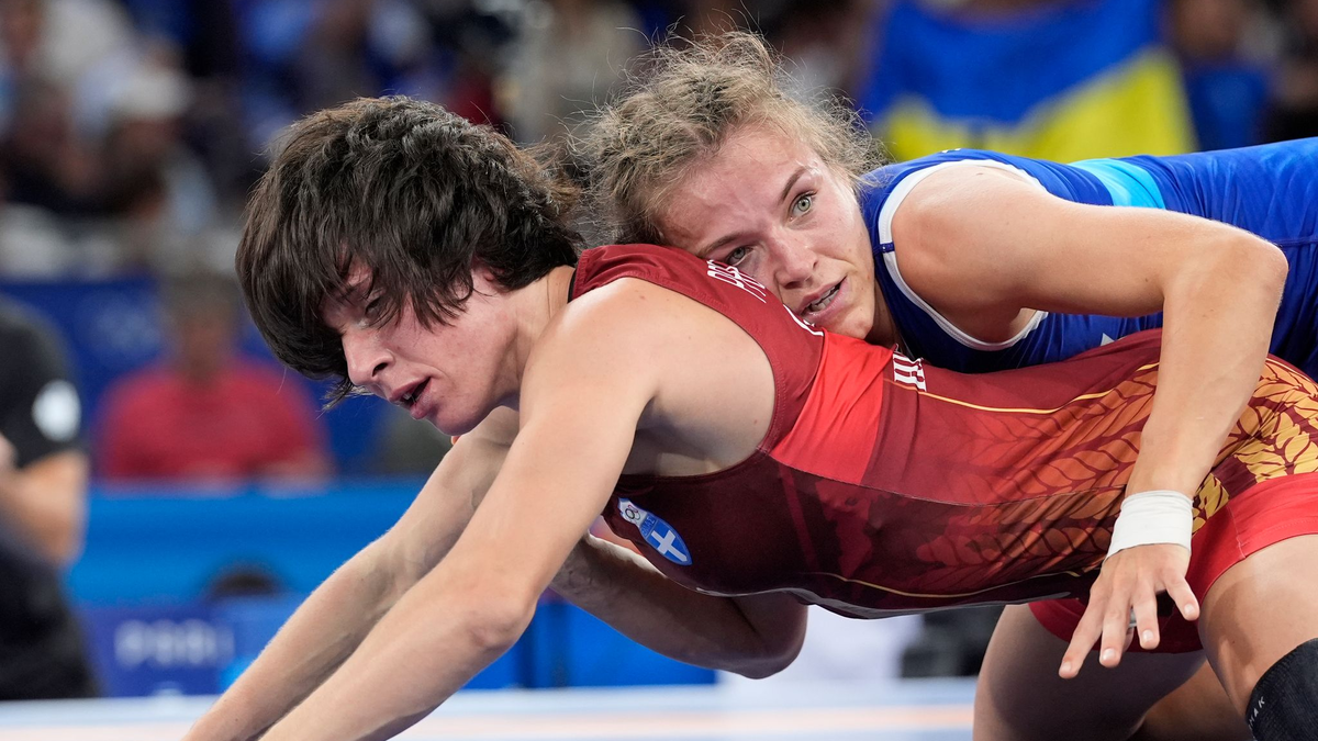 Verpasst bei Olympia knapp eine Medaille: Ringerin Annika Wendle (r.). - Foto: Eugene Hoshiko/AP/dpa