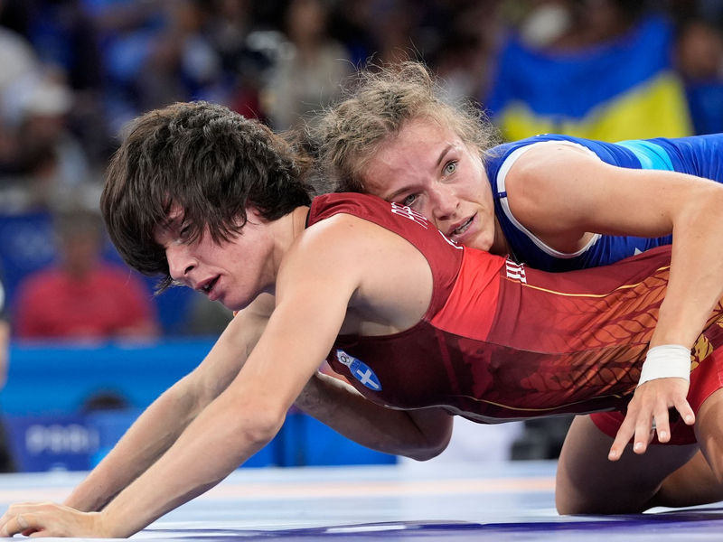 Verpasst bei Olympia knapp eine Medaille: Ringerin Annika Wendle (r.). - Foto: Eugene Hoshiko/AP/dpa