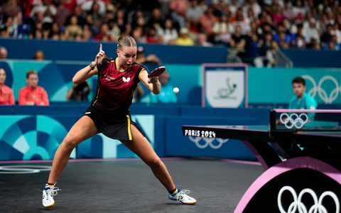 Kann ihren Sieg gegen die Weltranglisten-Achte kaum fassen: Annett Kaufmann. - Foto: Petros Giannakouris/AP/dpa