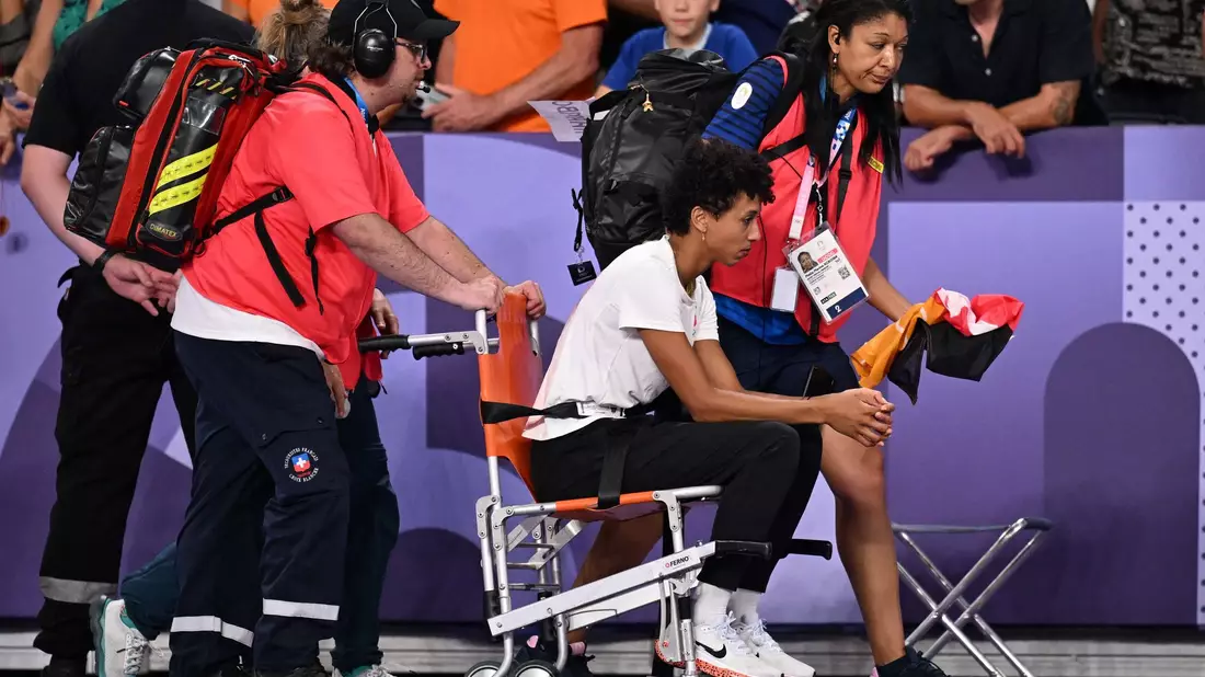 Malaika Mihambo musste nach dem Weitsprung aus dem Stade de France gebracht werden - Bild: Kirill Kudryavtsev/AFP/dpa
