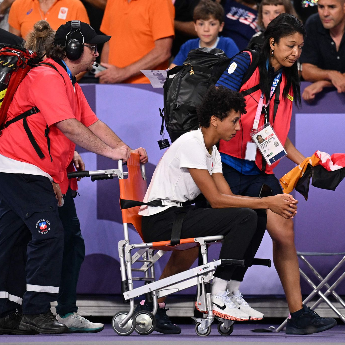 Malaika Mihambo musste nach dem Weitsprung aus dem Stade de France gebracht werden - Foto: Kirill Kudryavtsev/AFP/dpa