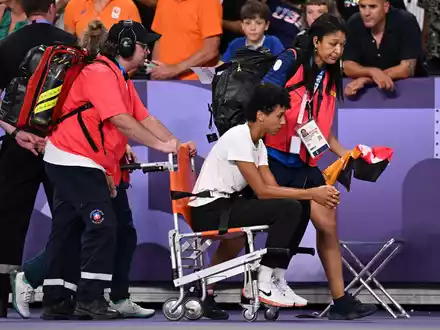 Malaika Mihambo wird im Rollstuhl aus dem Stadion geschoben. - Foto: Kirill Kudryavtsev/AFP/dpa
