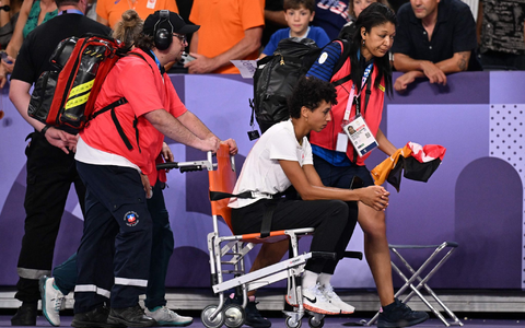 Malaika Mihambo wird im Rollstuhl aus dem Stadion geschoben. - Foto: Kirill Kudryavtsev/AFP/dpa