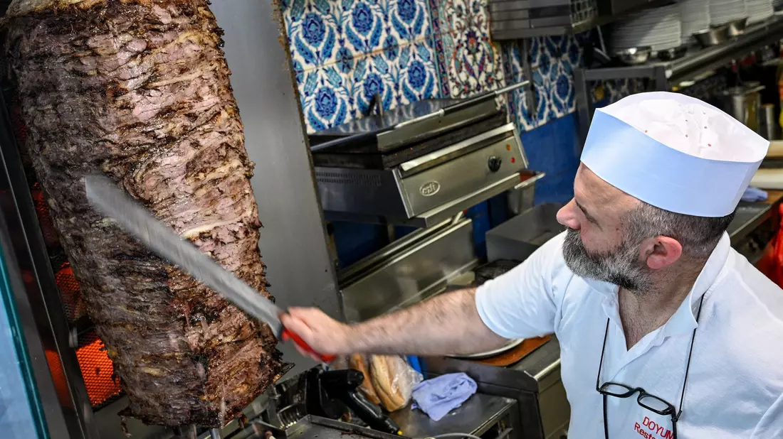 So ist es richtig: Nach dem Willen des türkischen Dönerverbands soll das Fleisch mit einem ca. 55 Zentimeter langen Edelstahlmesser geschnitten werden. (Archivbild) - Bild: Jens Kalaene/dpa