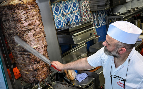 Die Berliner Variante: Ein Döner im Doyum Restaurant in der Admiralstraße. (Archivbild) - Foto: Jens Kalaene/dpa Die Berliner Variante: Ein Döner im Doyum Restaurant in der Admiralstraße. (Archivbild) - Foto: Jens Kalaene/dpa