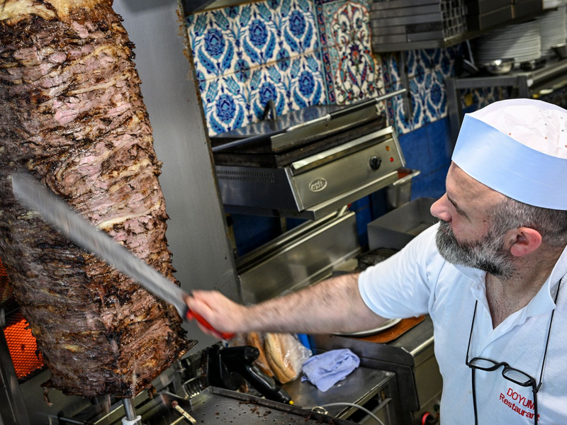 Die Berliner Variante: Ein Döner im Doyum Restaurant in der Admiralstraße. (Archivbild) - Foto: Jens Kalaene/dpa