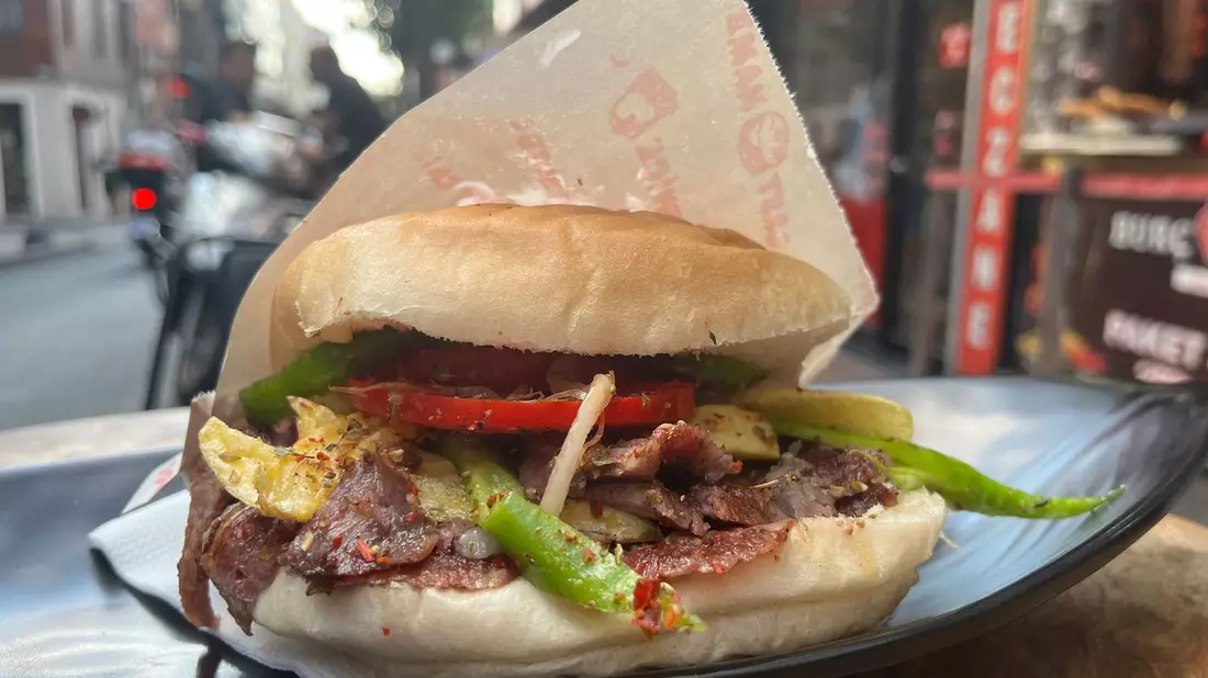Die Istanbuler Variante: Auch Pommes frites sind oft im türkischen Dönersandwich. - Bild: Anne Pollmann/dpa