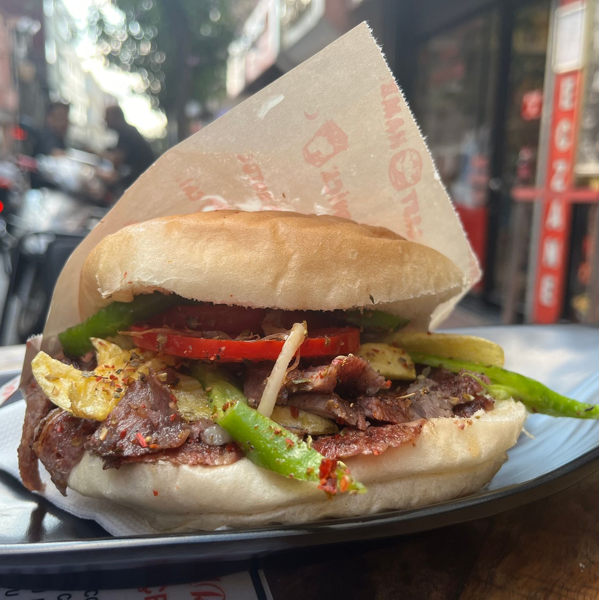 Die Istanbuler Variante: Auch Pommes frites sind oft im türkischen Dönersandwich. - Foto: Anne Pollmann/dpa