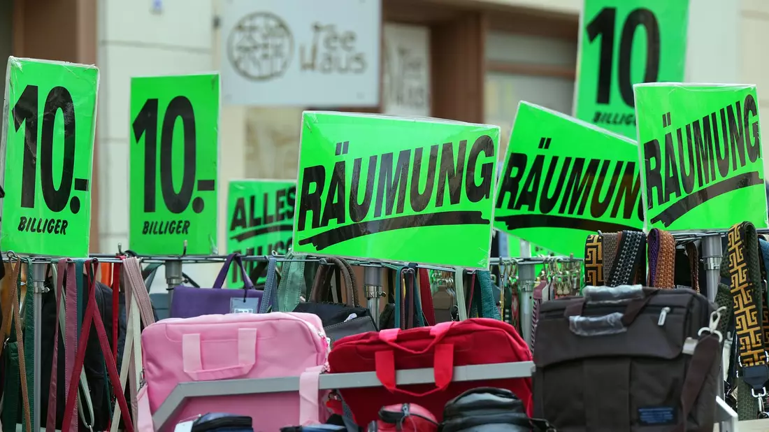 Die Fachkräftelücke beim Verkaufspersonal wird einer Studie zufolge zunehmen. - Bild: Soeren Stache/dpa