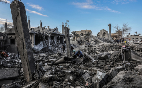 Angriffe auf Wohnhäuser mit Zivilisten sind nach den Genfer Konventionen verboten. Menschen als - Foto: Abed Rahim Khatib/dpa