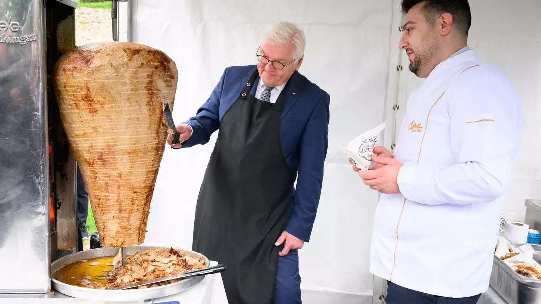 Auch ein Döner-Fan: Bundespräsident Steinmeiner brachte in diesem Jahr sogar einen Berliner Dönerspieß mit zu einem Türkei-Besuch. (Archivbild) - Bild: Bernd von Jutrczenka/dpa