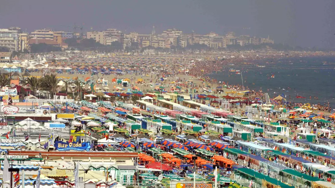 Streik in Italiens Strandbädern: Die mächtigen Besitzerfamilien wie hier in Rimini und Riccione wehren sich gegen eine EU-Richtlinie. (Foto: Archiv) - Bild: Matthias Schrader/dpa