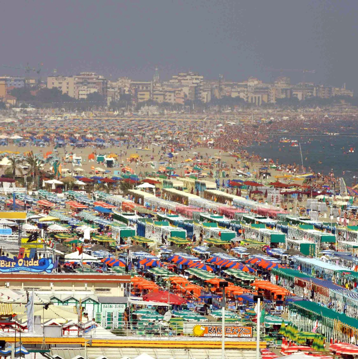 Streik in Italiens Strandbädern: Die mächtigen Besitzerfamilien wie hier in Rimini und Riccione wehren sich gegen eine EU-Richtlinie. (Foto: Archiv) - Foto: Matthias Schrader/dpa