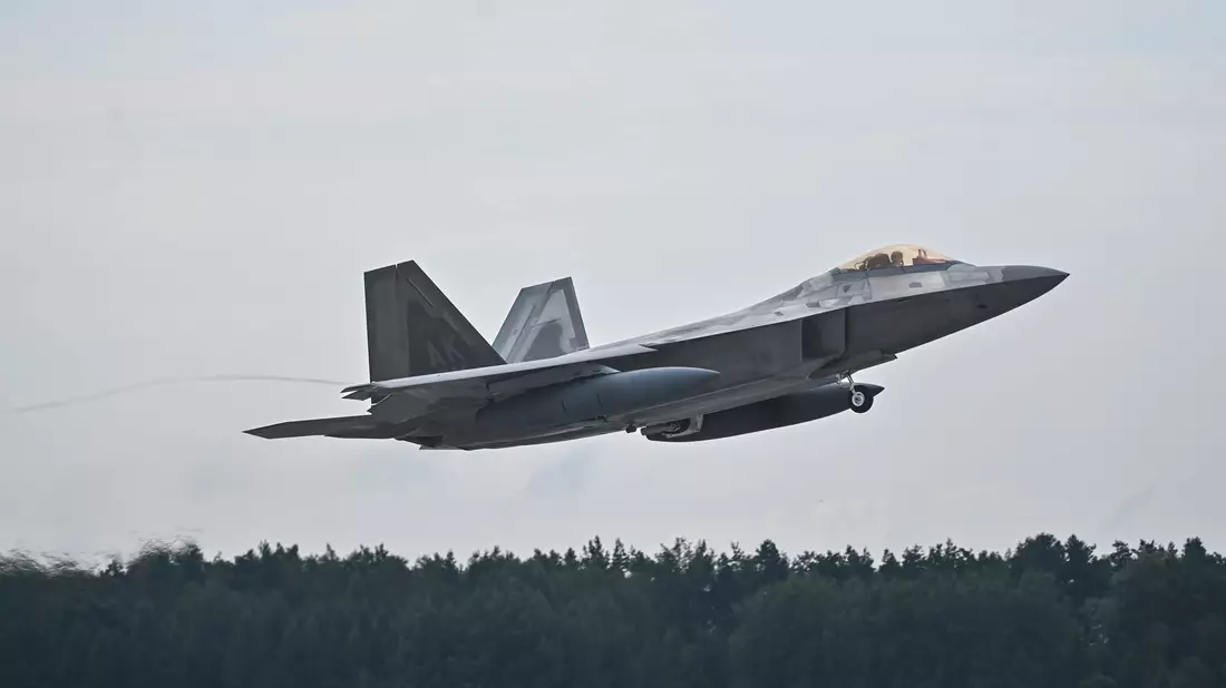 Die USA haben weiteres Militär, darunter F-22-Kampfflugzeuge in den Nahen Osten verlegt. (Archivbild) - Bild: Grzegorz Michalowski/PAP/dpa