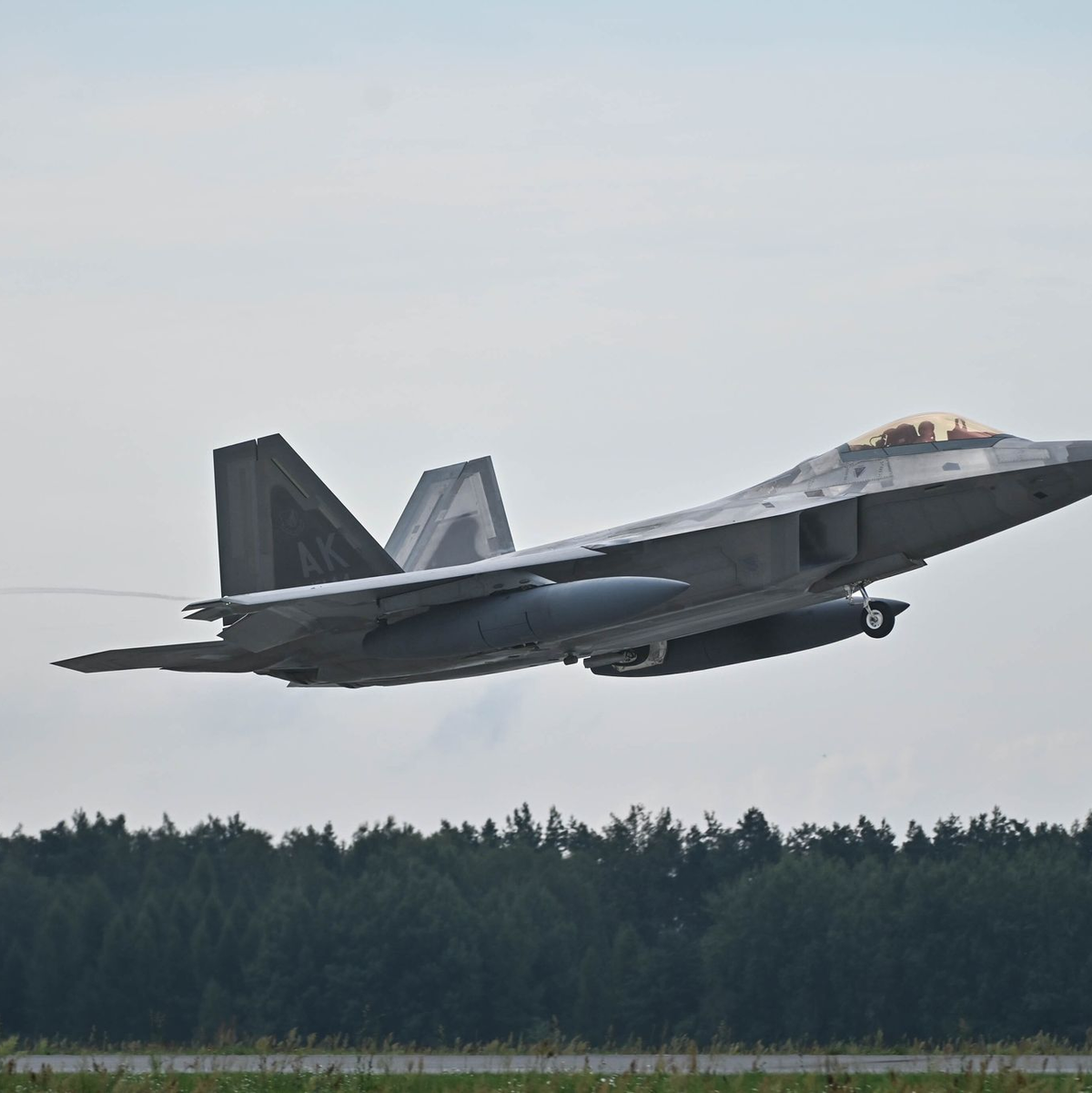 Die USA haben weiteres Militär, darunter F-22-Kampfflugzeuge in den Nahen Osten verlegt. (Archivbild) - Foto: Grzegorz Michalowski/PAP/dpa