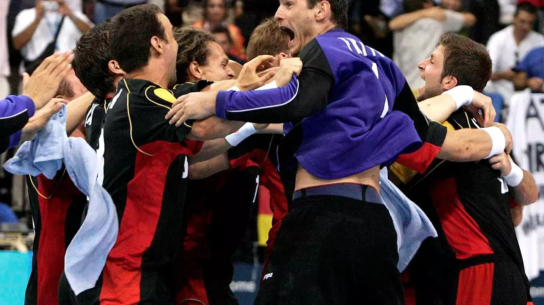 Deutschland Handballer jubeln bei Olympia 2004 in Athen über einen Kirmi-Sieg gegen Spanien. - Bild: Frank May/epa/dpa