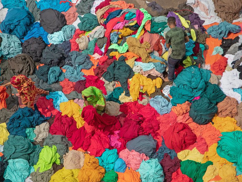 Nach Angaben des Modeverbandes wollen die Hersteller ihre Produktion trotz der Unruhen nicht verlagern. (Archivbild) - Foto: Joy Saha/ZUMA Press Wire/dpa