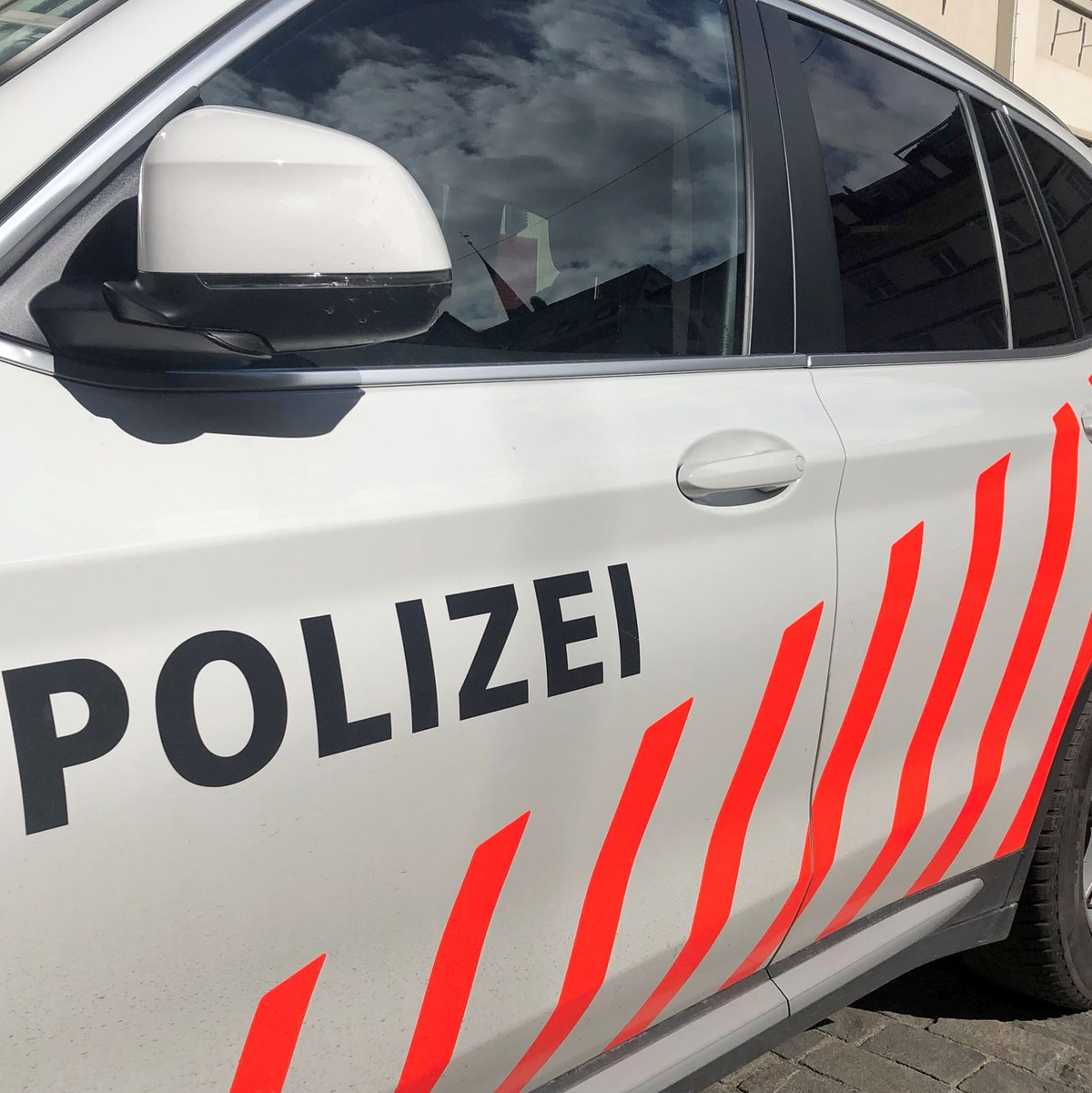Der deutsche Fahrer geriet nach ersten Erkenntnissen der Polizei über die Mittellinie der Straße in den Gegenverkehr. - Foto: Christiane Oelrich/dpa