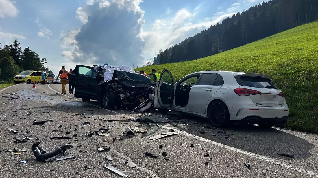 Der Unfall passierte im Schweizer Kanton St. Gallen (Handout). - Bild: Kantonspolizei St.Gallen/dpa