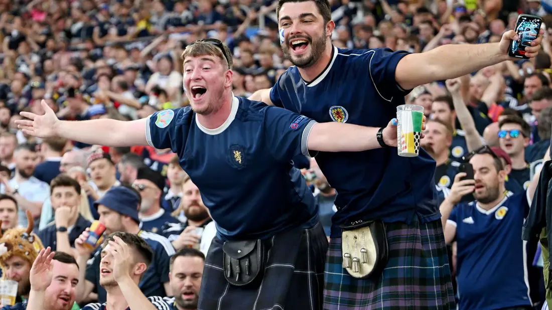 Fußball-Fans wie diese aus Schottland sorgten für einen Übernachtungsrekord in Deutschland. (Archivbild) - Bild: Marijan Murat/dpa