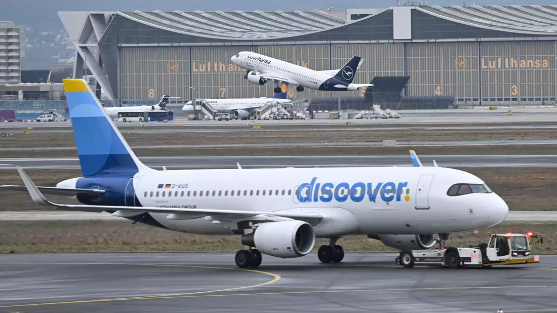 Der mit Verdi abgeschlossene Tarifvertrag bei der Lufthansa-Tochter Discover empört andere Gewerkschaften. (Archivbild) - Bild: Arne Dedert/dpa