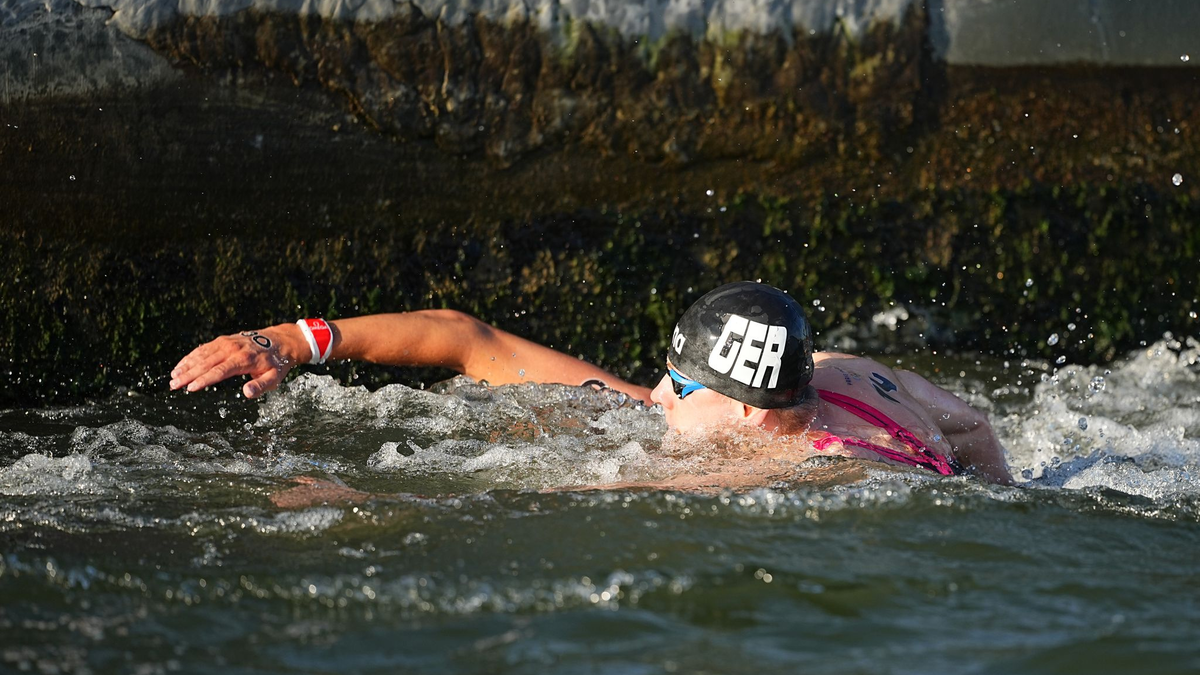 Oliver Klemet hat es im Freiwasserschwimmen auf das Podest geschafft. - Foto: Michael Kappeler/dpa