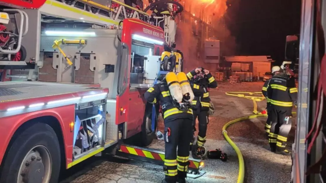 FW-M: Brand einer Produktionshalle (Feldmoching) - Bild: presseportal.de