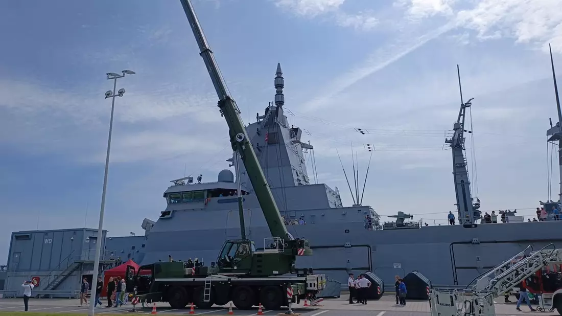 Material kommt an: Bundeswehr erhält neuen mobilen Schwerlast-Kran - Bild: presseportal.de