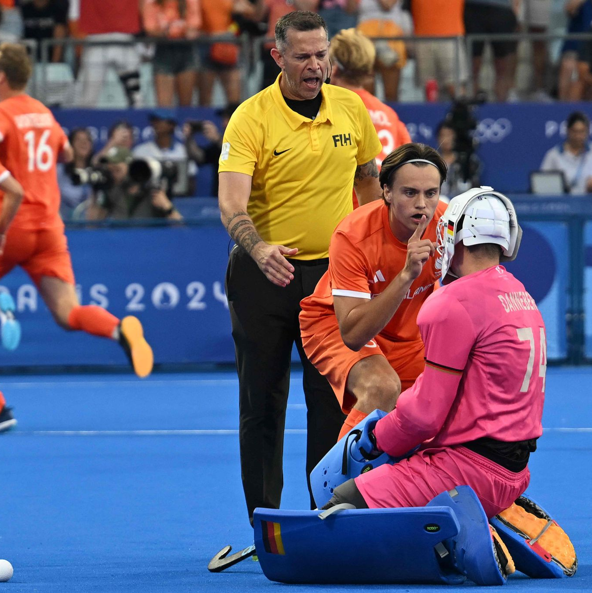  Duco Telgenkamp sorgte mit dieser Geste für viel Aufregung. - Foto: Arun Sankar/AFP/dpa