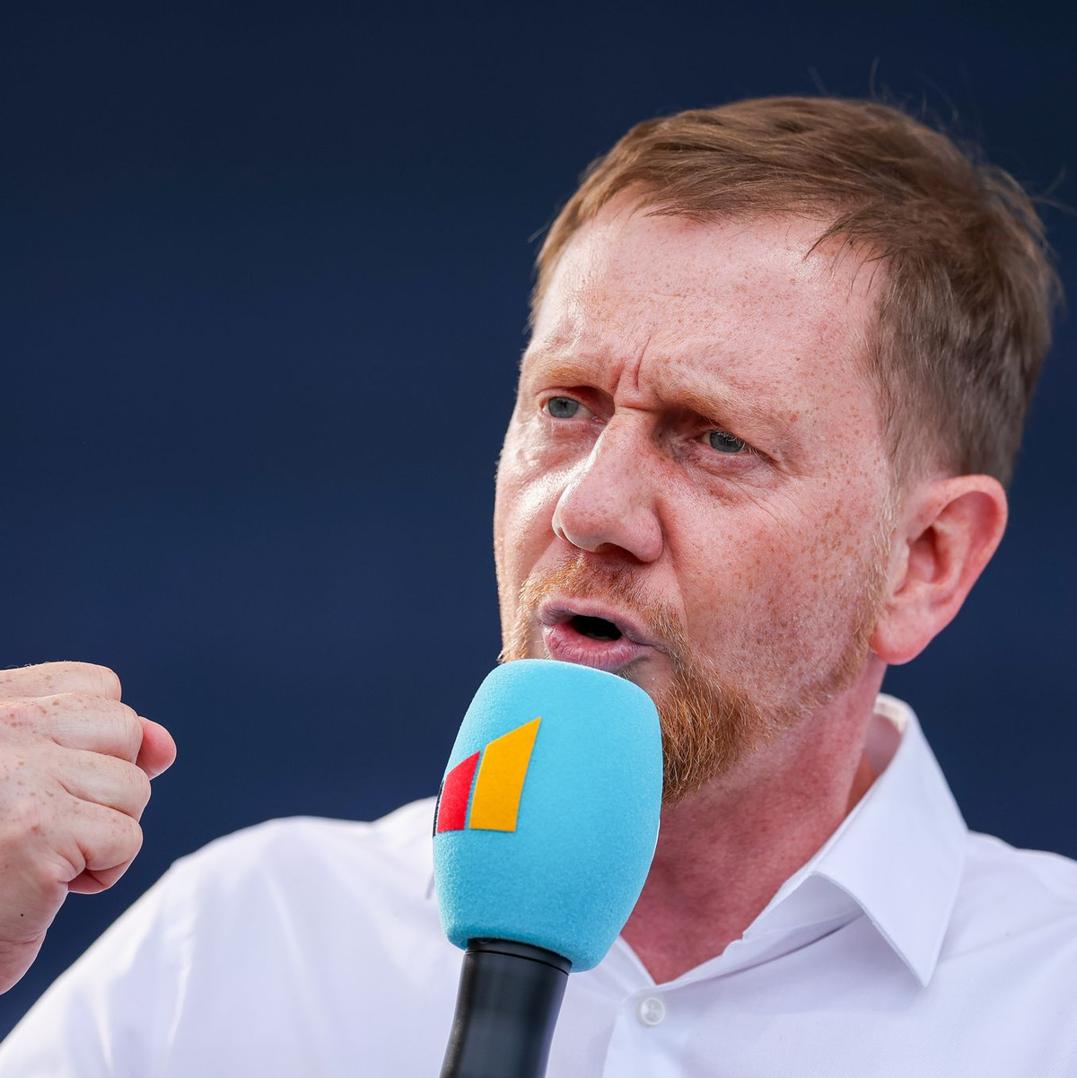 Sachsens Ministerpräsident Michael Kretschmer könnte vom Amtsbonus profitieren und laut Umfrage voraussichtlich weiterregieren. (Archivbild) - Foto: Jan Woitas/dpa