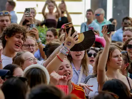 Ein Polizeiauto steht in der Nähe von versammelten «Swifties», nachdem im Sommer 2024 Konzerte abgesagt wurden aus Angst vor einem Terroranschlag. (Archivbild)  - Foto: Heinz-Peter Bader/AP/dpa